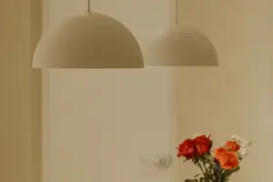 돔 펜던트가 포인트인 베이지톤 미니멀 라운지